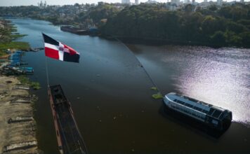 El Ozama estrenará una barrera más grande, pero 15 gobiernos después de la primera promesa, la ciudad sigue de espaldas a su río El reemplazo complementa las nuevas iniciativas de política ambiental del Gobierno de la República Dominicana.