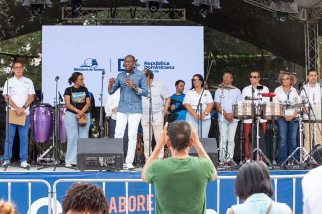 El viceministro de turismo Carlos Peguero en la conclusi&oacute;n del festival gastron&oacute;mico Saborea S&aacute;nchez.