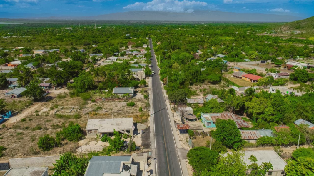 En Barahona, el jefe de Estado inauguró la carretera Cabral–Polo, que rehabilita 20.6 kilómetros e impacta a unas 27,000 personas.