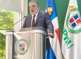 De Marchena advierte que el próximo salto del turismo dominicano dependerá de la formación, la tecnología y la sostenibilidad El expresidente de la Asociación Nacional de Hoteles y Turismo (Asonahores), Enrique de Marchena, durante su participación en la conferencia sobre la evolución del turismo dominicano impartida en la Universidad Nacional Pedro Henríquez Ureña (Unphu). (Fotografía de la UNPHU)