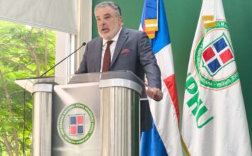 De Marchena advierte que el próximo salto del turismo dominicano dependerá de la formación, la tecnología y la sostenibilidad El expresidente de la Asociación Nacional de Hoteles y Turismo (Asonahores), Enrique de Marchena, durante su participación en la conferencia sobre la evolución del turismo dominicano impartida en la Universidad Nacional Pedro Henríquez Ureña (Unphu). (Fotografía de la UNPHU)