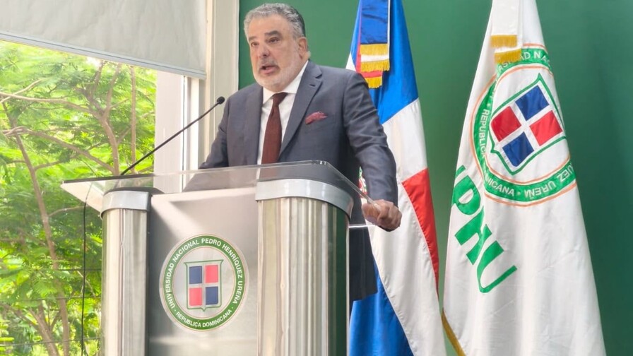 El expresidente de la Asociación Nacional de Hoteles y Turismo (Asonahores), Enrique de Marchena, durante su participación en la conferencia sobre la evolución del turismo dominicano impartida en la Universidad Nacional Pedro Henríquez Ureña (Unphu). (Fotografía de la UNPHU)