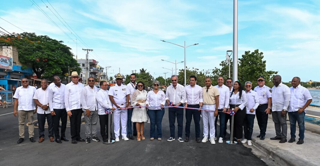 Momento en el que el presidente Luis Abinader, junto al ministro de Turismo, David Collado y autoridades locales dejan inauguradas las obras de remozamiento de Playa El Faro en San Pedro de Macorís.
