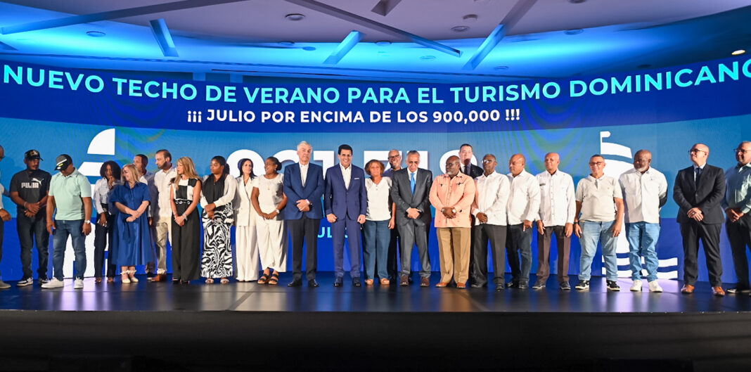 El ministro David Collado presentó los números frente al sector privado en el hotel Embajador y aseguró que el país va camino a cerrar el año con más de 12 millones de visitantes, una proyección que respaldó en el mismo acto el presidente de Asonahores, Juan “Papo” Bancalari.