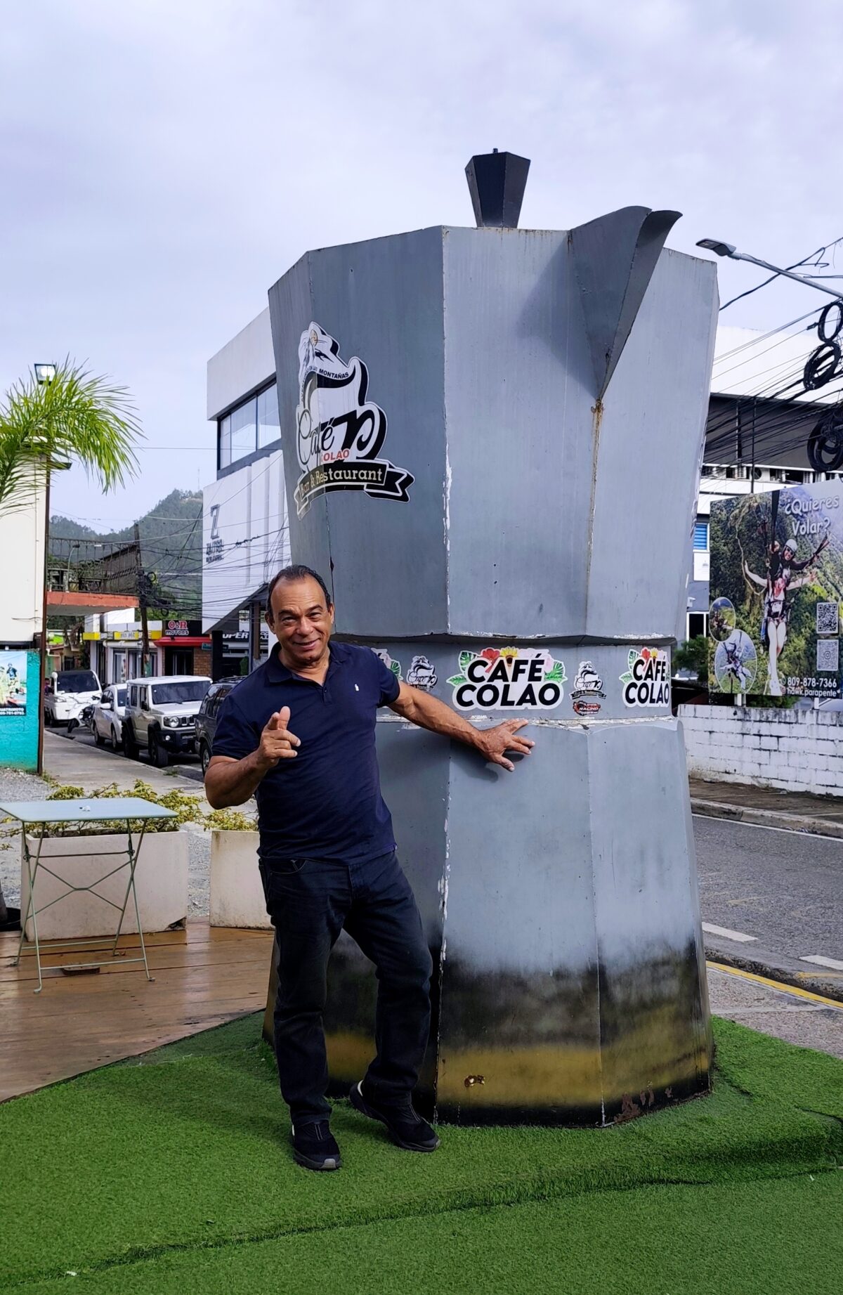 El autor en una de las fotos más icónicas entre los turistas que visitan a Jarabacoa.