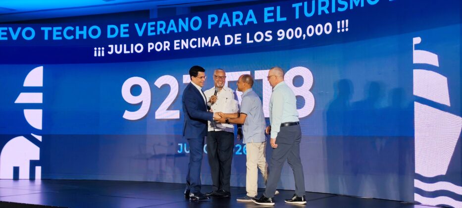 Artesanos saludan a David Collado tras dar sus testimonios del apoyo del turismo a su trabajo