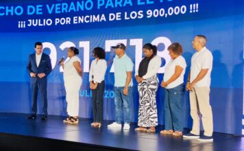 Detrás de cada habitación ocupada en un resort dominicano hay dos personas trabajando: lo que el turismo le dejó al país entre enero y julio de 2026 David Collado escucha el testimonio de Yanira Eusebio sobre cómo las inversiones del Mitur en las playas de Guayacanes y el turismo muestre el desarrollo que tiene en la zona.