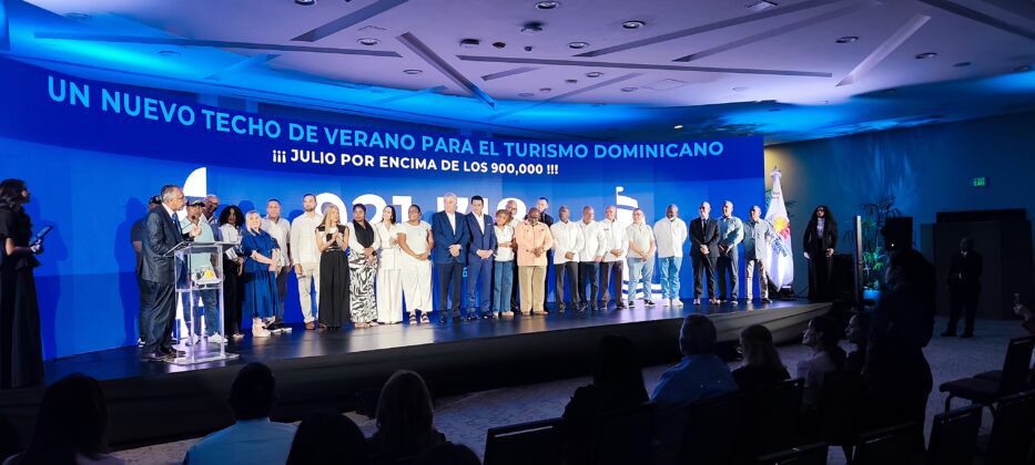 Ejecutivos hoteleros y banqueros, autoridades del Mitur, artesanos, gu&iacute;as tur&iacute;sticos, due&ntilde;os de peque&ntilde;os negocios de playas en una foto oficial.