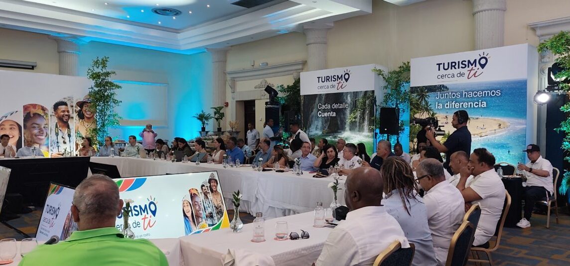 El lanzamiento de Turismo cerca de ti en Puerto Plata sentó ayer en una misma mesa a todos los eslabones de la cadena de valor turística, desde hoteleros, transportistas, artesanos, taxistas, cocheros, vendedores de playa, clústeres y autoridades locales.