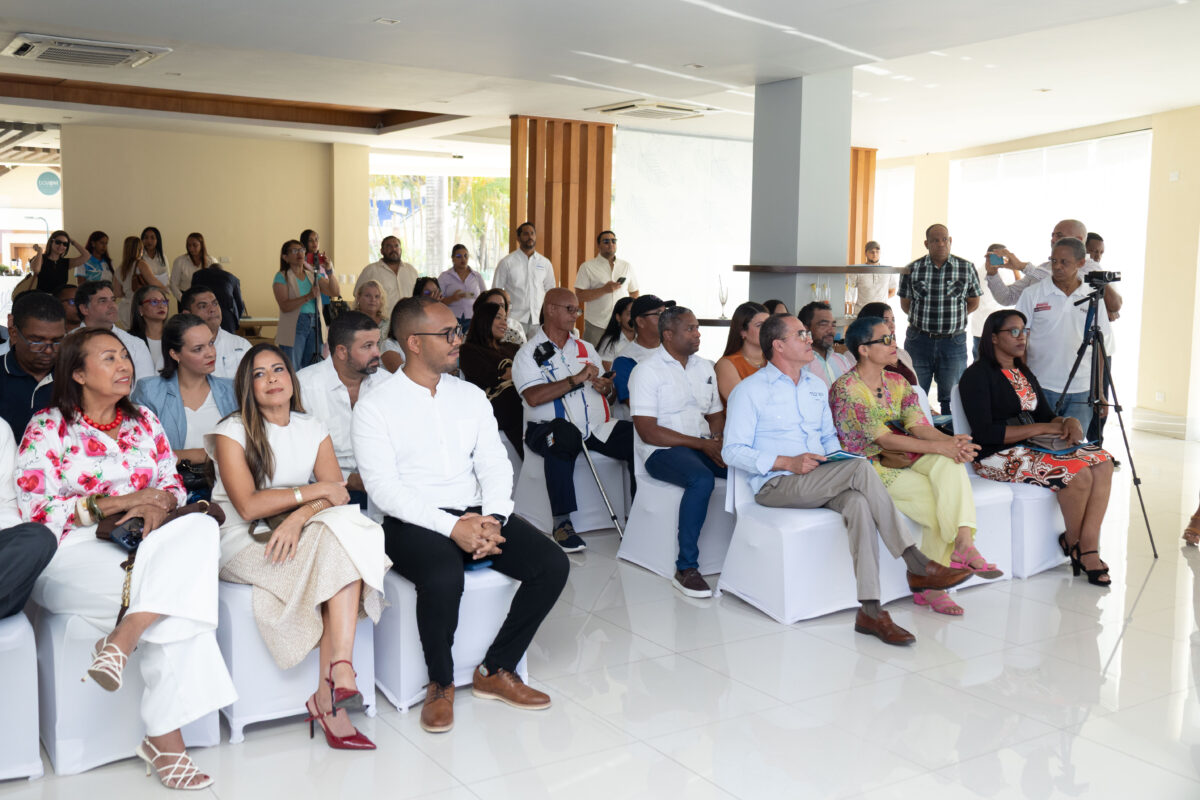 Parte del público que asistió al evento en el que se dio a conocer la agenda de Aventúrate RD 2026 en Puerto Plata.
