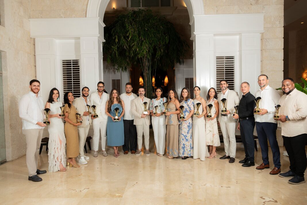 La XIX edición de los premios, organizada por Brief Media Network, se celebró en el Boutique Casa Colonial Beach & Spa, en Puerto Plata. En la imagen el grupo de jóvenes reconocidos. Foto: Fuente Exterma
