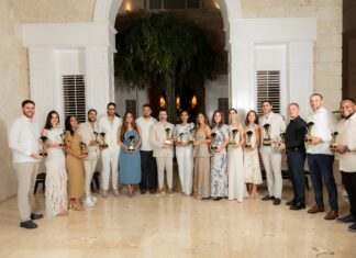 Juventud Awards 2026 reconoce el talento y liderazgo de jóvenes de todo el país La XIX edición de los premios, organizada por Brief Media Network, se celebró en el Boutique Casa Colonial Beach & Spa, en Puerto Plata. En la imagen el grupo de jóvenes reconocidos. Foto: Fuente Exterma