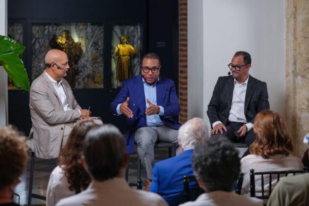 De izquierda a derecha, los se&ntilde;ores Jos&eacute; Enrique Delmonte, Jos&eacute; Eliseo Alm&aacute;nzar Garc&iacute;a y Luis Jos&eacute; Polanco.