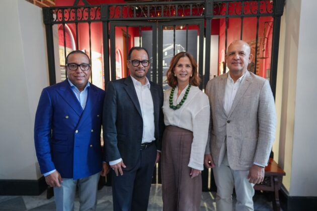 De izquierda a derecha, los se&ntilde;ores Jos&eacute; Eliseo Alm&aacute;nzar Garc&iacute;a, Luis Jos&eacute; Polanco, Carmen Rita Cordero y Jos&eacute; Enrique Delmonte participan en el conversatorio sobre geopol&iacute;tica.