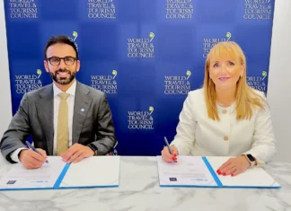 WTTC y WGS inician una nueva era de colaboración público-privada para dar forma al futuro de los viajes y el turismo. Gloria Guevara, presidenta y directora ejecutiva del WTTC, y Mohamed Al Sharhan, director general del WGS tras la firma del memorándum de colaboración entre ambas organizaciones.