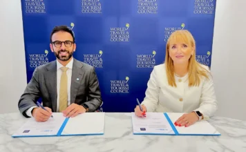 WTTC y WGS inician una nueva era de colaboración público-privada para dar forma al futuro de los viajes y el turismo. Gloria Guevara, presidenta y directora ejecutiva del WTTC, y Mohamed Al Sharhan, director general del WGS tras la firma del memorándum de colaboración entre ambas organizaciones.