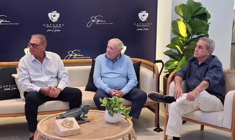 Ricardo Hazoury, Jack Nicklaus y Fernando Hazoury responden pregunta de los periodistas durante el encuentro con la prensa sobre la visita de supervisión de la construcción del nuevo campo de Las Iguanas Golf Course, diseñado por Nicklaus.