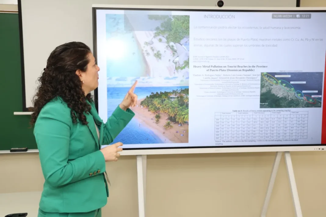 La doctora Jenny Gómez Ávila, expone los resultados del estudio Evaluación de los niveles de metales en arenas de playas urbanas de Las Terrenas y Punta Cana, República Dominicana.