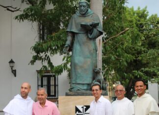 Santo Domingo inaugura escultura de santo Domingo de Guzmán para conmemorar un nuevo aniversario de la fundación de la ciudad Los artistas Miguel Valenzuela y Dustin Muñoz junto a frailes dominicos frente a la escultura de santo Domingo de Guzmán