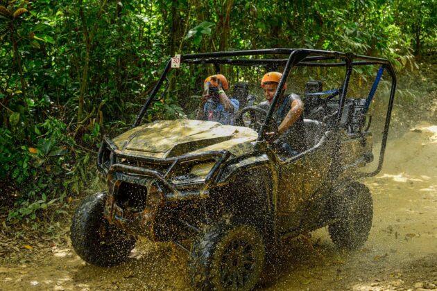 Los paseos en buggies son uno de los m&aacute;s demandados por los turistas. Foto de Runners Adventures