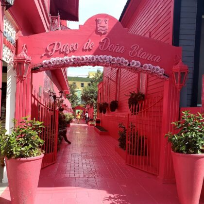 El atractivo del Paseo Do&ntilde;a Blanca est&aacute; precisamente en su capacidad para convertir un espacio urbano de dimensiones reducidas en una experiencia visual y cultural.