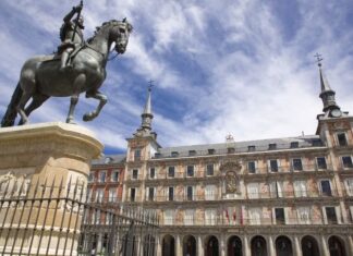 Madrid supera los 10,000 millones de euros de gasto turístico internacional en el primer semestre de 2026 con 5.6 millones de viajeros y 11.9 millones de pernoctaciones El gasto turístico internacional creció un 11,4 % entre enero y junio respecto al mismo periodo en 2025. Vista de la Plaza Mayor en Madrid. Foto Fuente Externa.