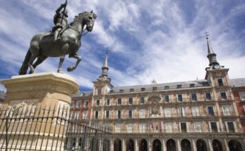 Madrid supera los 10,000 millones de euros de gasto turístico internacional en el primer semestre de 2026 con 5.6 millones de viajeros y 11.9 millones de pernoctaciones El gasto turístico internacional creció un 11,4 % entre enero y junio respecto al mismo periodo en 2025. Vista de la Plaza Mayor en Madrid. Foto Fuente Externa.