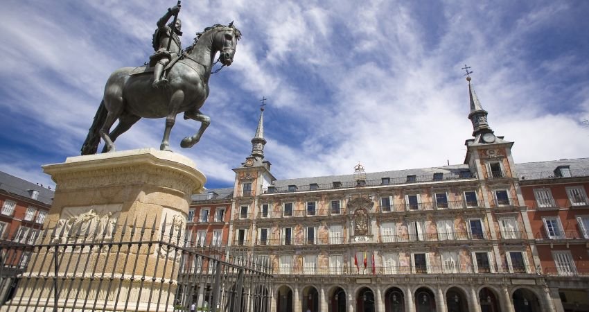 El gasto turístico internacional creció un 11,4 % entre enero y junio respecto al mismo periodo en 2025. Vista de la Plaza Mayor en Madrid. Foto Fuente Externa.