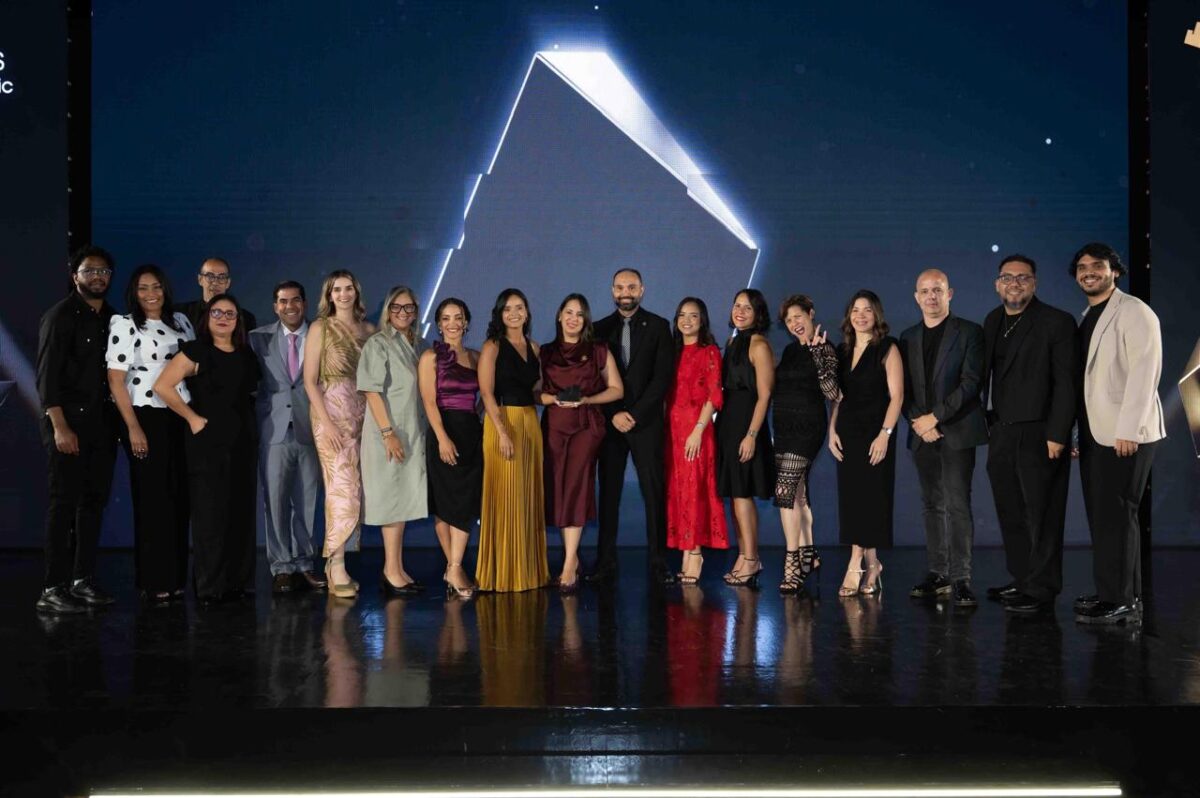 Los galardones fueron recibidos por Alieska Díaz, vicepresidenta ejecutiva senior administrativa, y Yubelkis Ramírez, vicepresidenta de Mercadeo, durante la ceremonia organizada por la Asociación Dominicana de Empresas de Comunicación Comercial (ADECC),