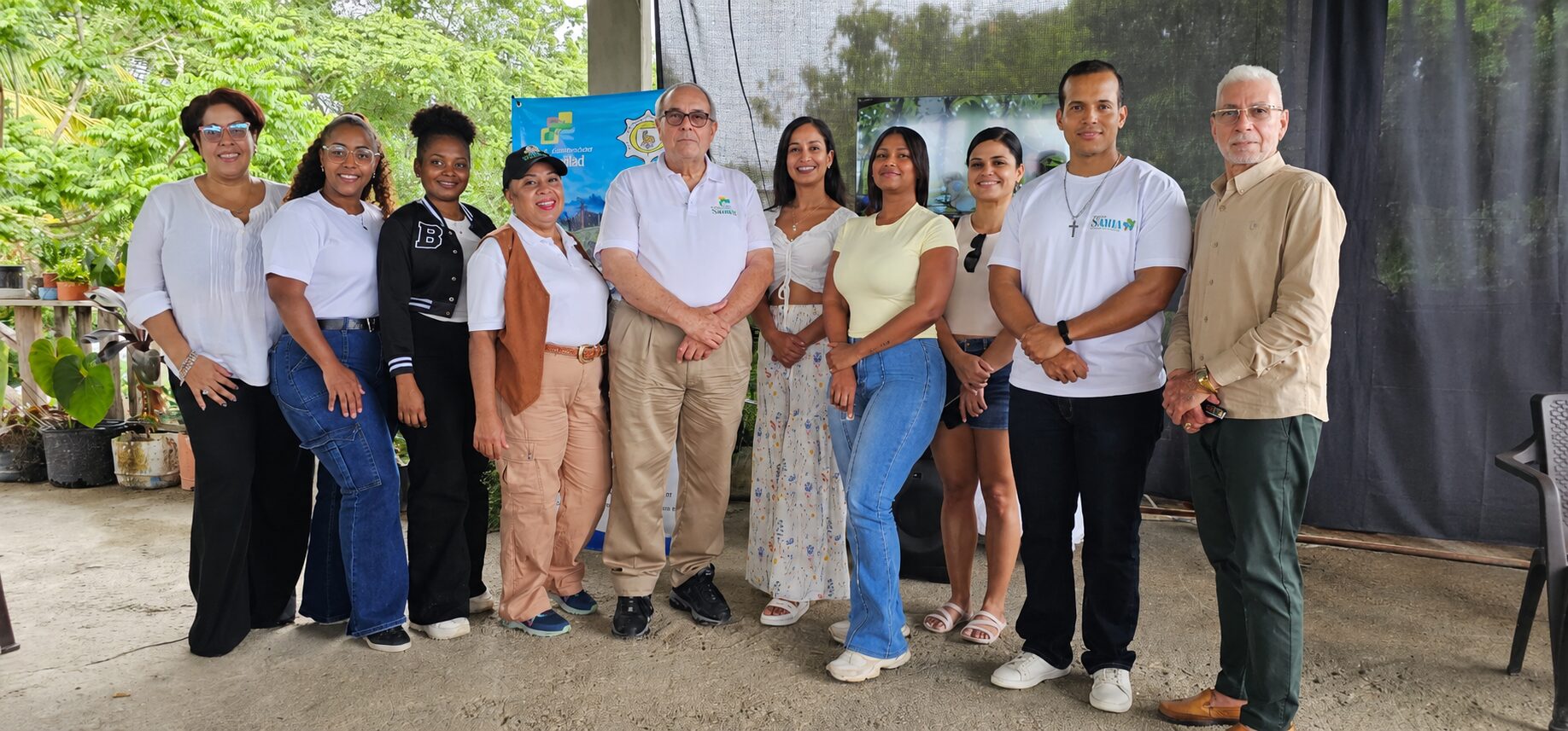 Rafael García, presidente del Clúster Ecoturístico de la Provincia Espaillat junto a los periodistas invitados.