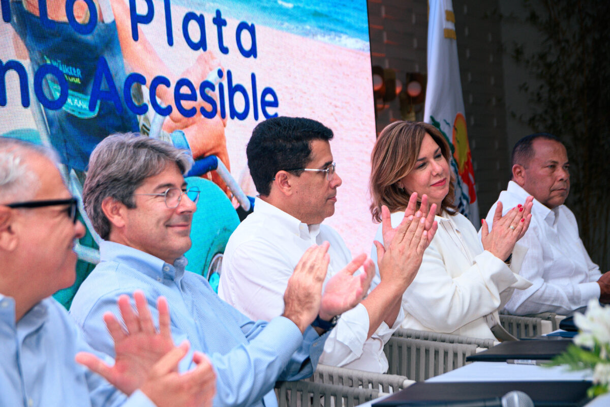En la imagen figuran César de los Santos, del complejo turístico inmobiliario Playa Dorada, Rafael Blanco, presidente de TRAVEGALI, el ministro de Turismo, David Collado, Birgitt Heisen, presidenta del Clúster Turístico Destino Puerto Plata y el alcalde del municipio Diómedes Roque García Núñez.