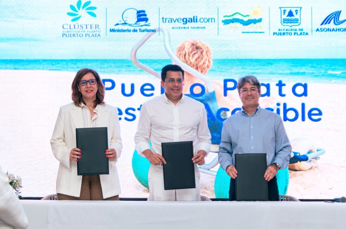 El ministro de Turismo, David Collado, Birgitt Heisen, presidenta del Clúster Turístico Destino Puerto Plata y el Rafael Blanco, presidente de TRAVEGALI tras la firma del acuerdo.
