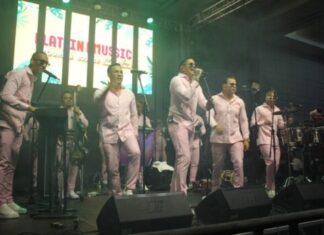 Latin Music Tours: 25 años convirtiendo la música dominicana en una experiencia de viaje Chiquito Team Band durante su actuación el año pasado enn Latin Music Tours 2025