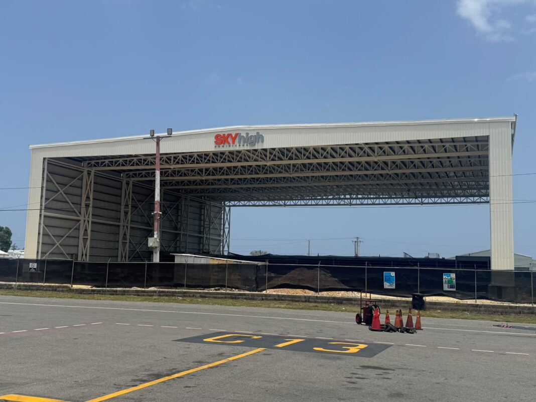 El nuevo hangar de Sky High Dominicana en el Aeropuerto Internacional de Las Américas fortalecerá las capacidades propias de mantenimiento aeronáutico y respaldará el crecimiento sostenido de la flota y las operaciones de la aerolínea.