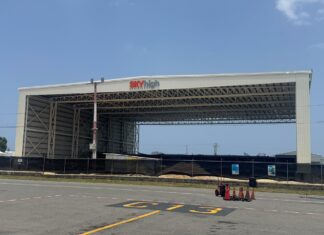 Sky High Dominicana construye uno de los hangares más grandes del Caribe como parte de su expansión regional El nuevo hangar de Sky High Dominicana en el Aeropuerto Internacional de Las Américas fortalecerá las capacidades propias de mantenimiento aeronáutico y respaldará el crecimiento sostenido de la flota y las operaciones de la aerolínea.