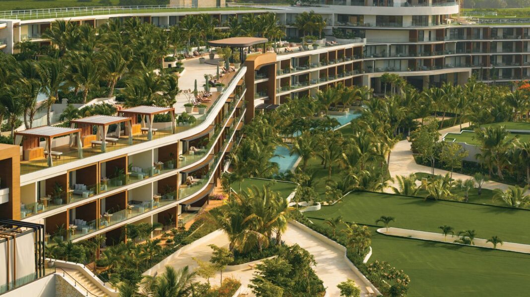 Vista del El St. Regis Cap Cana Resort, que abrió sus puertas en mayo de 2025, un nuevo referente para el mercado, con 200 habitaciones y suites, residencias privadas y acceso directo a playas caribeñas vírgenes.