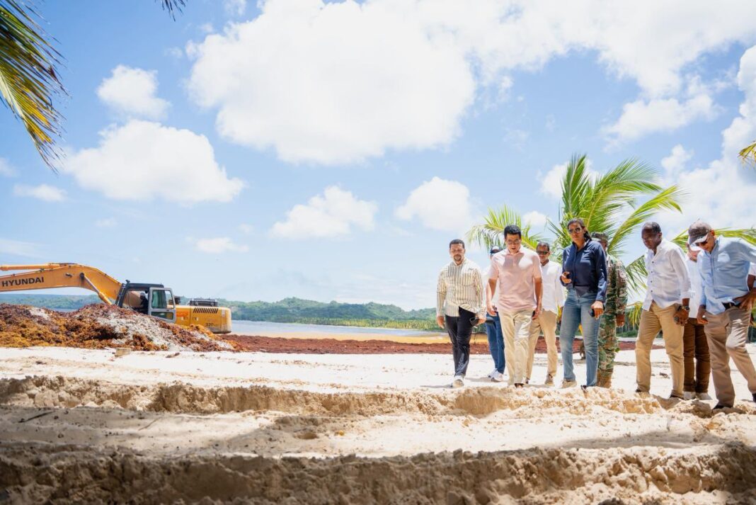 El ministro de Turismo, David Collado, recorre la zona de playa Rincon, en Las Galeras, Samaná durante el inicio del operativo para liberar la zona de la acumulación del sargazo. Foto: Mitur.