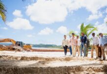 Una jornada ambiental en las playas de Las Galeras contra el sargazo que pone a prueba las playas dominicanas El ministro de Turismo, David Collado, recorre la zona de playa Rincon, en Las Galeras, Samaná durante el inicio del operativo para liberar la zona de la acumulación del sargazo. Foto: Mitur.