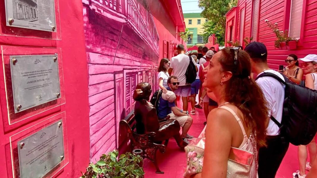 El emblemático Callejón Rosado fue remozado por el Ayuntamiento Municipal para mejorar la experiencia de residentes, turistas y cruceristas y desde el lunes la gente disfruta del emblemático lugar. Foto Cabildo de Puerto Plata.