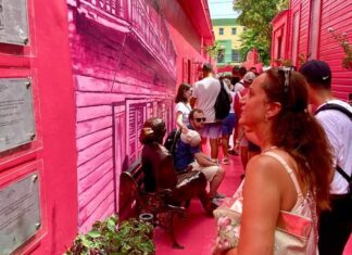 El Paseo Doña Blanca vuelve a abrir sus puertas y recupera su colorido como uno de los símbolos turísticos de Puerto Plata El emblemático Callejón Rosado fue remozado por el Ayuntamiento Municipal para mejorar la experiencia de residentes, turistas y cruceristas y desde el lunes la gente disfruta del emblemático lugar. Foto Cabildo de Puerto Plata.