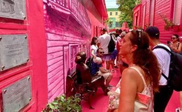 El Paseo Doña Blanca vuelve a abrir sus puertas y recupera su colorido como uno de los símbolos turísticos de Puerto Plata El emblemático Callejón Rosado fue remozado por el Ayuntamiento Municipal para mejorar la experiencia de residentes, turistas y cruceristas y desde el lunes la gente disfruta del emblemático lugar. Foto Cabildo de Puerto Plata.