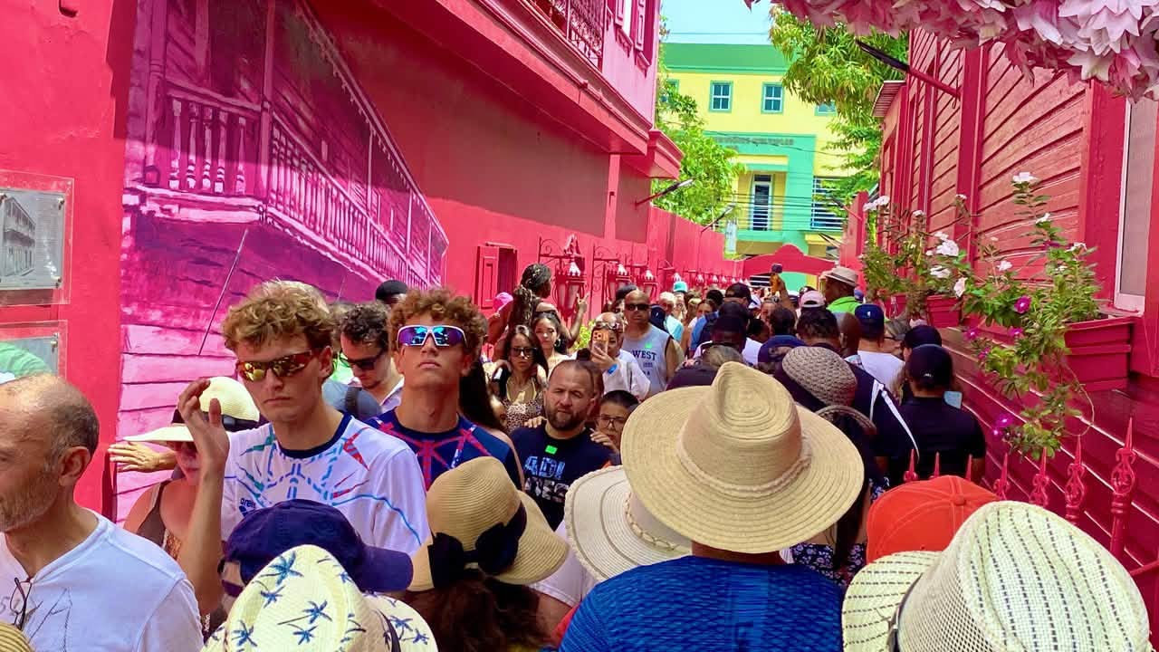 Turistas colman el Paseo de Doña Blanca, o paseo rosado en la ciudad turística de Puerto Plata.