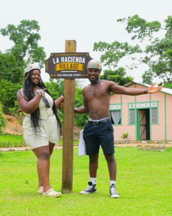 Turistas disfrutan de los atractivos culturales en la recreraci&oacute;n de una comunidad campesina. Foto Hacienda Parks