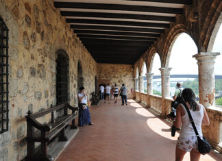 Del algoritmo a la maleta, del teléfono al destino: lo que el estudio de TUI Musement le dice a República Dominicana Turistas en el Museo de las Atarazanas en la Ciudad Colonial de Santo Domingo, la primera ciudad del Nuevo Mundo.