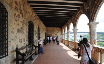 Del algoritmo a la maleta, del teléfono al destino: lo que el estudio de TUI Musement le dice a República Dominicana Turistas en el Museo de las Atarazanas en la Ciudad Colonial de Santo Domingo, la primera ciudad del Nuevo Mundo.