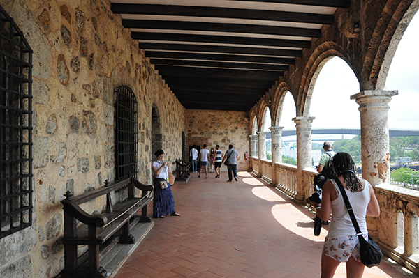 Turistas en el Museo de las Atarazanas en la Ciudad Colonial de Santo Domingo, la primera ciudad del Nuevo Mundo.