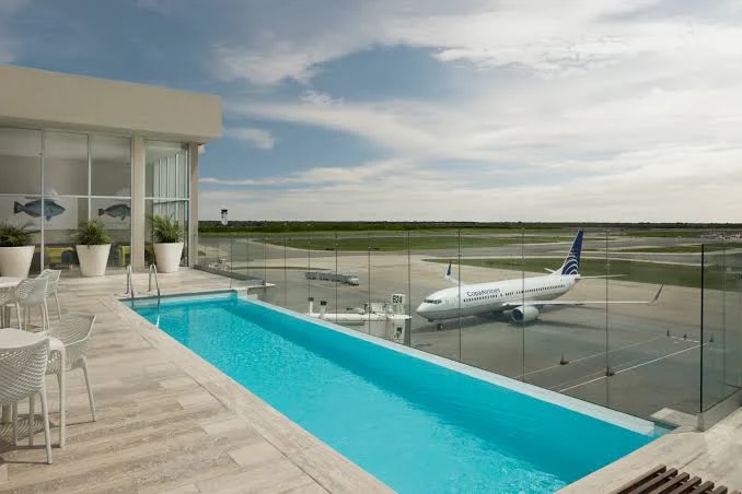 Uno de los mayores éxitos de República Dominicana para el desarrollo del turismo de lujo es contar con una infraestructura aeroportuaria y conexiones aéreas a vastas regiones del mundo.