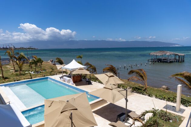 Vista de la playa Punta Inglesa hacia el mar Caribe y la bah&iacute;a desde la piscina del antiguo Hotel Guarocuya en Barahona.