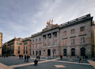 Barcelona eliminará más de 10,000 pisos turísticos antes de 2028 para enfrentar la crisis de vivienda Vista de la sede del Ayuntamiento de Barcelona en Pl. San Jaime. Foto fuente externa.