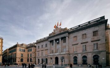 Barcelona eliminará más de 10,000 pisos turísticos antes de 2028 para enfrentar la crisis de vivienda Vista de la sede del Ayuntamiento de Barcelona en Pl. San Jaime. Foto fuente externa.